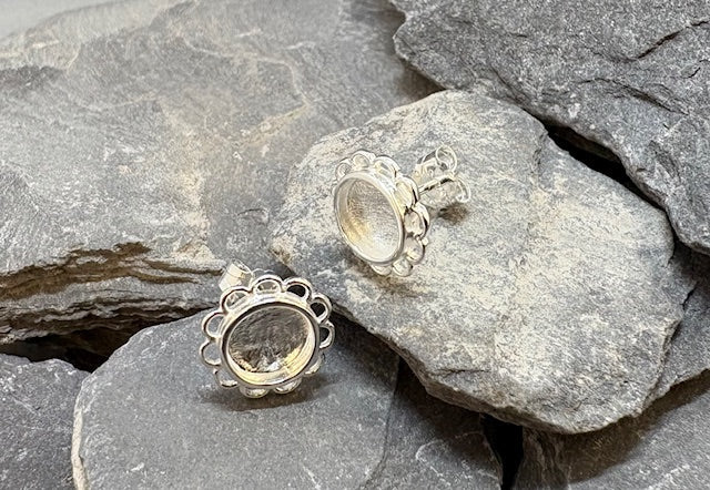Solid Silver frill edge stud earring - 0909S